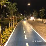 在街边酒吧要一杯酒，看着街上来来去去的人，都走的很悠闲