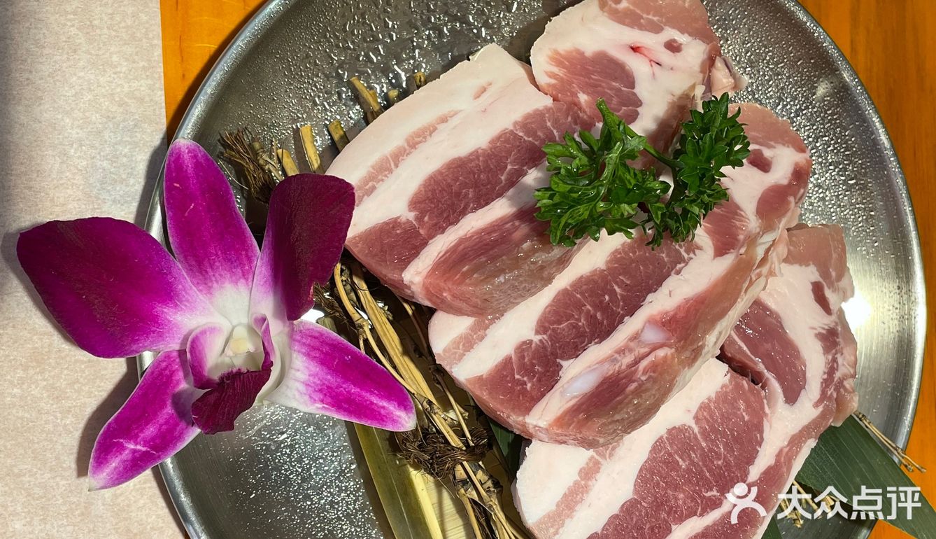 老板是韩国人，烤肉也不用自己动手