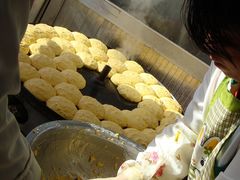 在做贴饼子~-老磁器口豆汁店(天坛店)