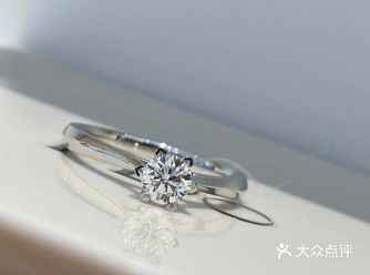 上周去上百逛了一圈，想选一款钻戒，就想买一个简单大方