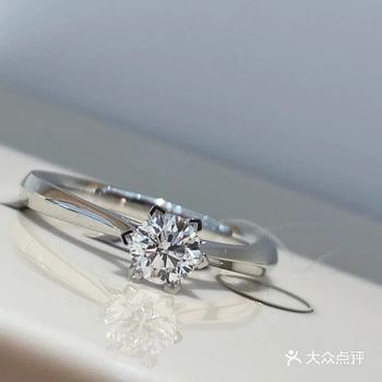上周去上百逛了一圈，想选一款钻戒，就想买一个简单大方