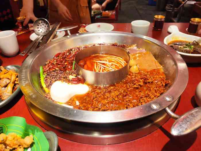 谭鸭血老火锅(太古里店)-"成都火锅,晚上10点半过去还有人在门口拿.