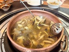 菌菇鸡煲-阿山卓·野生菌火锅·纳西火塘烤肉