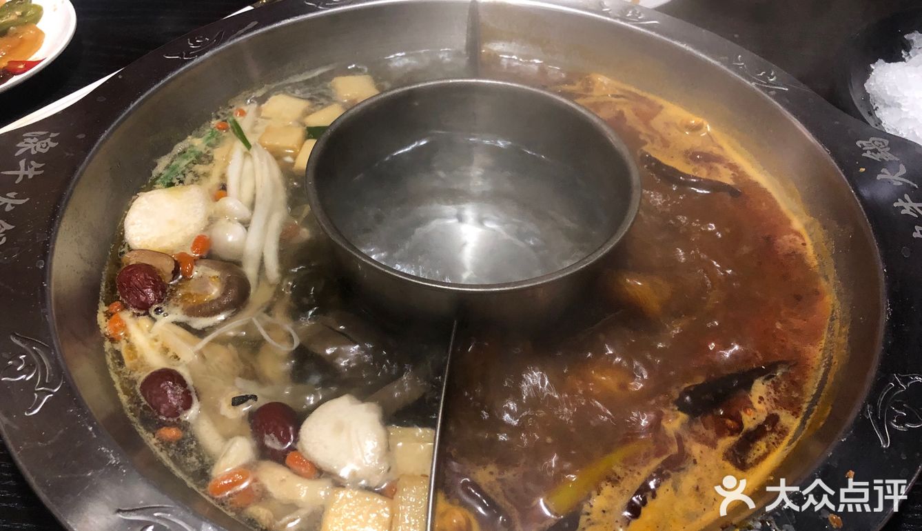 矿泉水锅底的台湾火锅