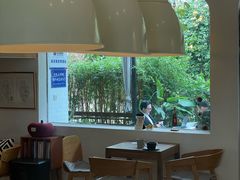 -彳亍咖啡·这里(水湾路店)