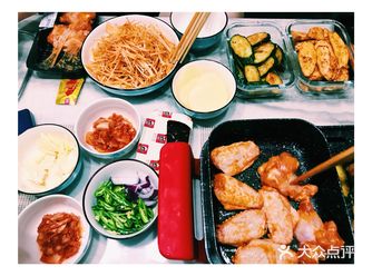 这周去闺蜜家吃饭， 开的烧烤趴，在超市里买了各种肉
