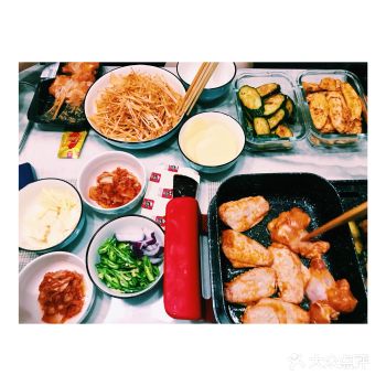 这周去闺蜜家吃饭， 开的烧烤趴，在超市里买了各种肉