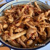 果断的点进来吖～准备：2斤鸡爪，泰椒2两，大蒜2头