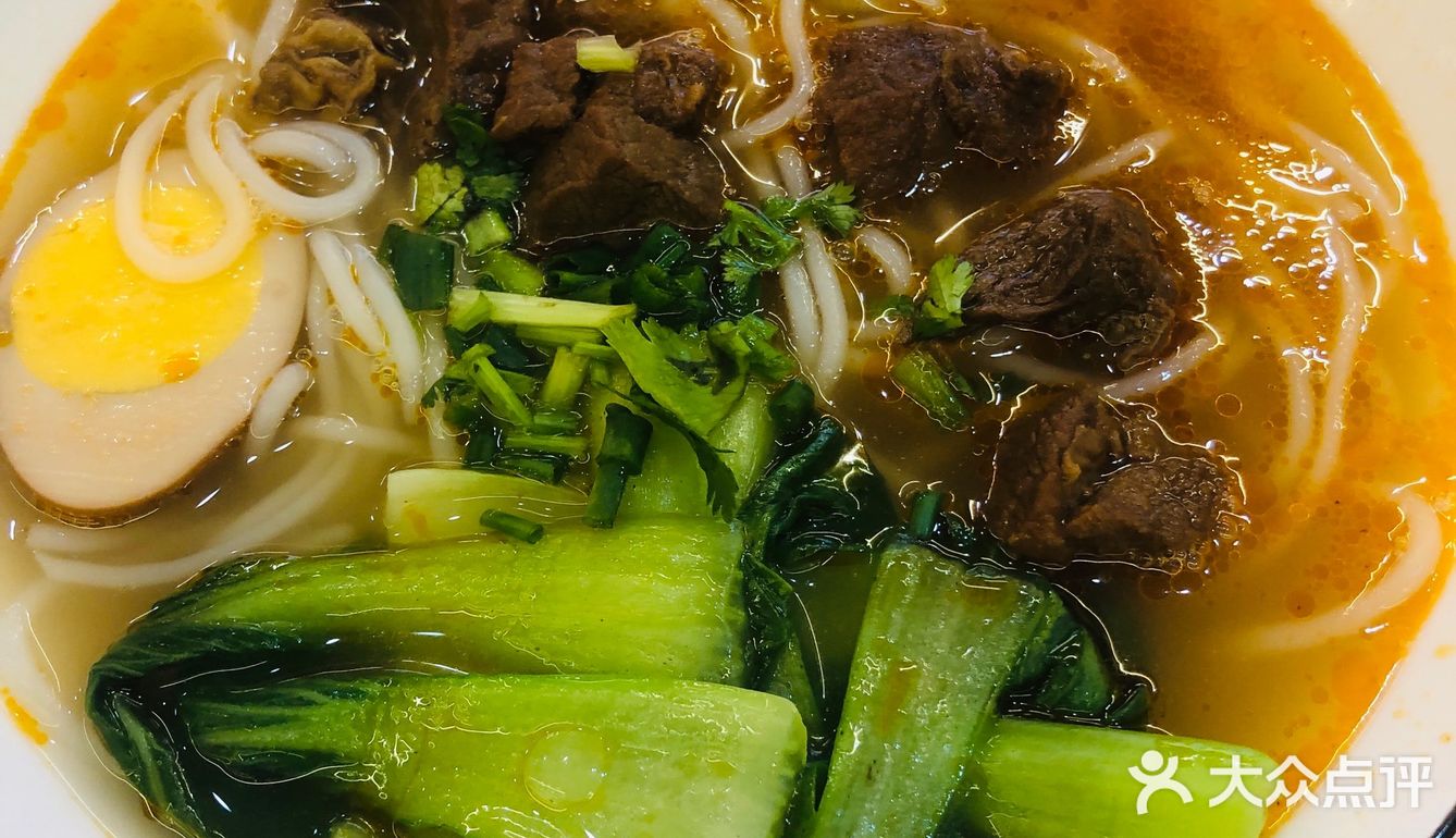 他家的口号是：一碗米粉 八块牛肉