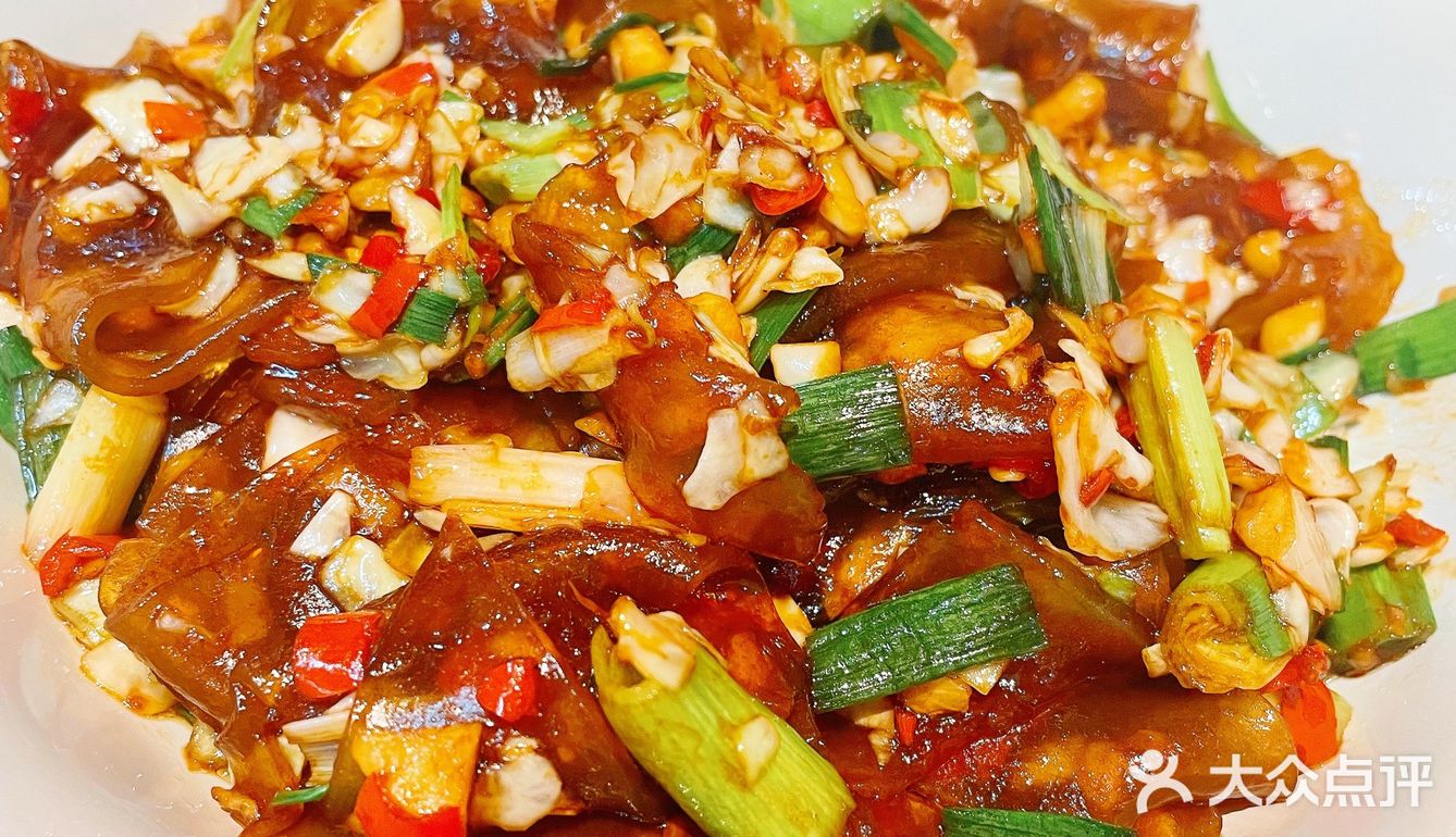 满桌的美食，明天开始减肥[胜利]