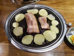 厚切猪肉-·缸桶屋·韩式牛肋条自助烤肉(西湖D11店)
