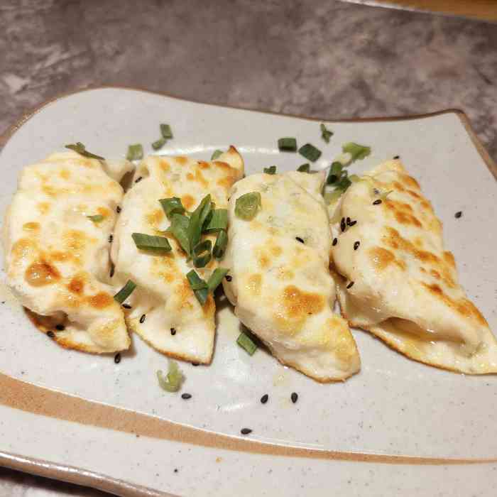 蟹黄烧麦 比一般的烧麦皮要薄,类似小笼包的皮,沾上醋汁还挺爽口满足