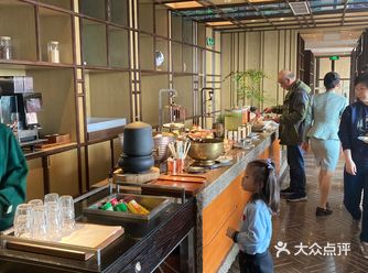 办理入住柜台旁边有个行政走廊，行政套房的客人可以在这