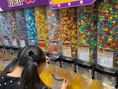 -m豆巧克力世界(上海世茂广场店)