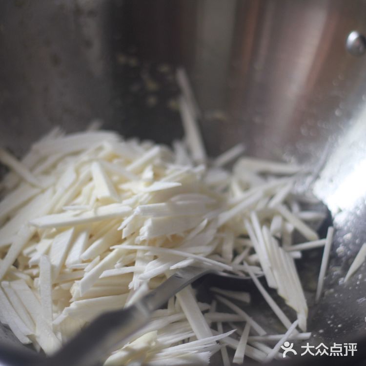 清清爽爽，碧绿清爽的家常菜！青椒茭白炒肉丝！