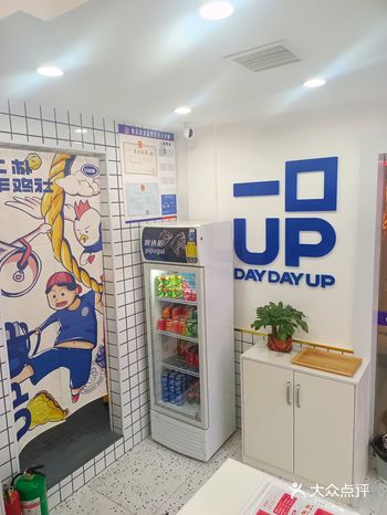 路过美大发现个拥有独特装修的店子哈哈，在一个巷子口进