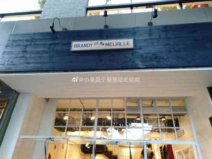 brandy melville-"bm上海唯一一家实体店店面有两层,第一.
