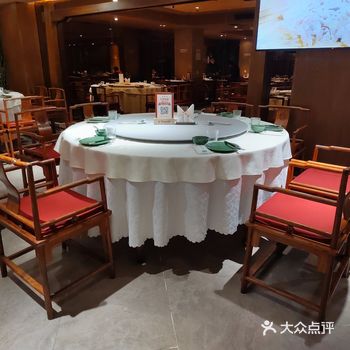 朋友去了几次御掌柜烤鸭店觉得不错，今天休息她就带我来