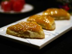 烧酥，黄金的外衣竟是如此酥松！一口咬下去，感觉酥皮层在齿间一碰即碎的快感，继而是叉烧丰腴甘香的袭来！-广州文华东方酒店·江-由辉师傅主理