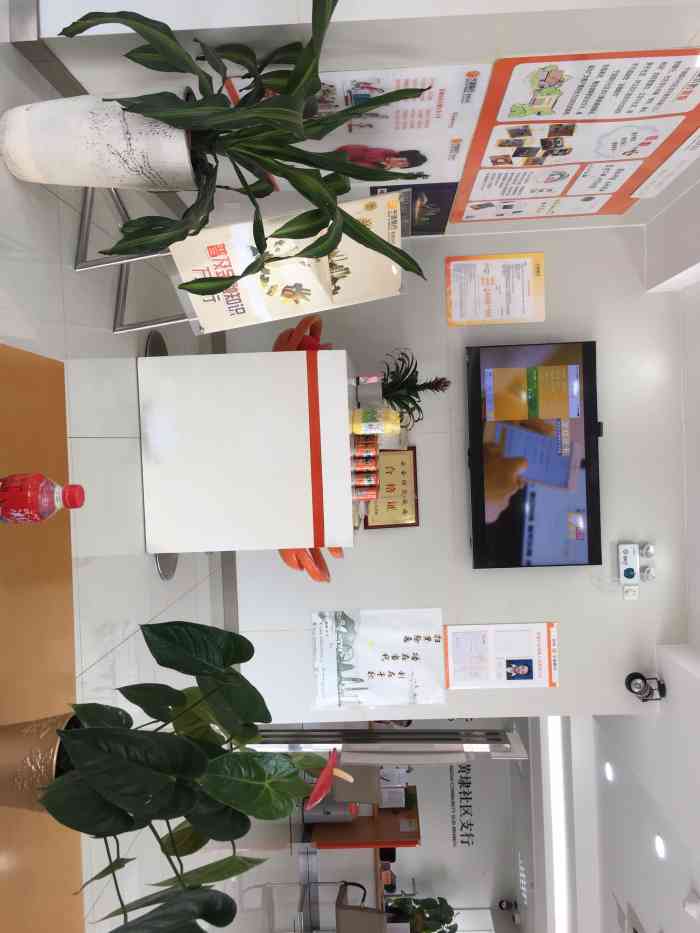 宁波银行的一项业务需要到营业厅办理,中午吃完饭过来的,大厅很干净