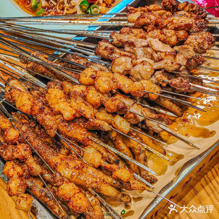 生活的烟火气，就藏在羔羊烤肉的夜市里