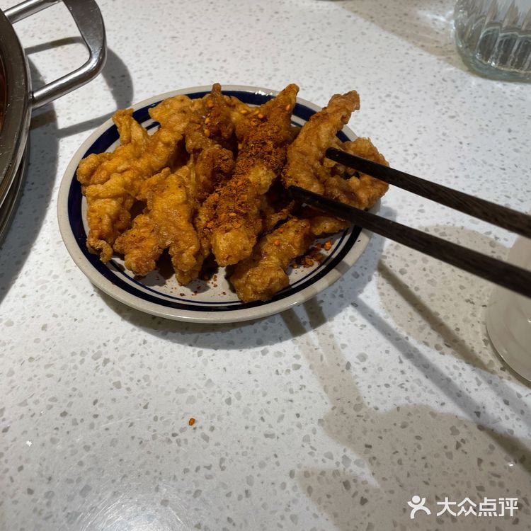 门面不是很大，板凳不是平常的木板凳