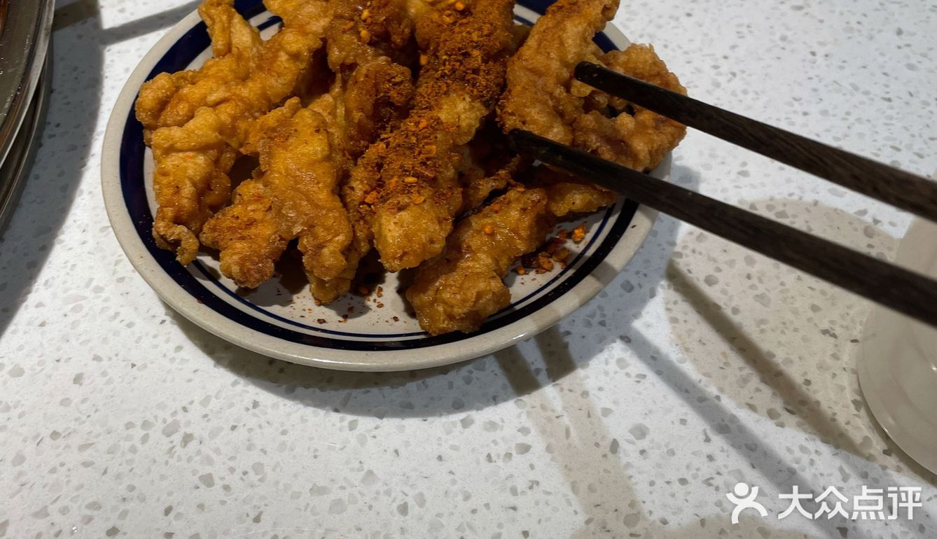 门面不是很大，板凳不是平常的木板凳