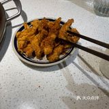 门面不是很大，板凳不是平常的木板凳