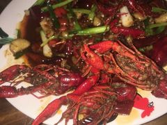 香辣小龙虾，原本点的是十三香小龙虾，这里不会做，就改了香辣小龙虾，一斤服务员说68，结果13只，呵呵7只死的而且没有洗，差评，-哥俩好烧烤夜宵扎啤(海甸岛店)
