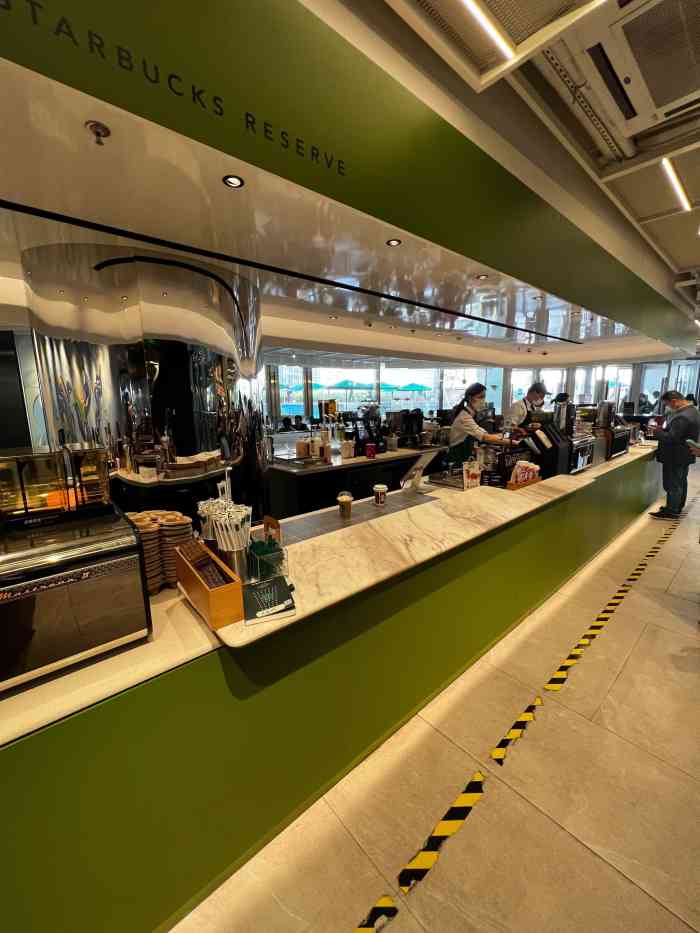 星巴克臻选(美罗城店)-"周末下午人挺多的,座位比较多,但是都挨得.