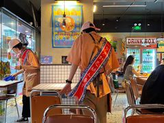 店里就这么几张小桌子-碌碌发·东南亚风味烧烤档(体育西店)