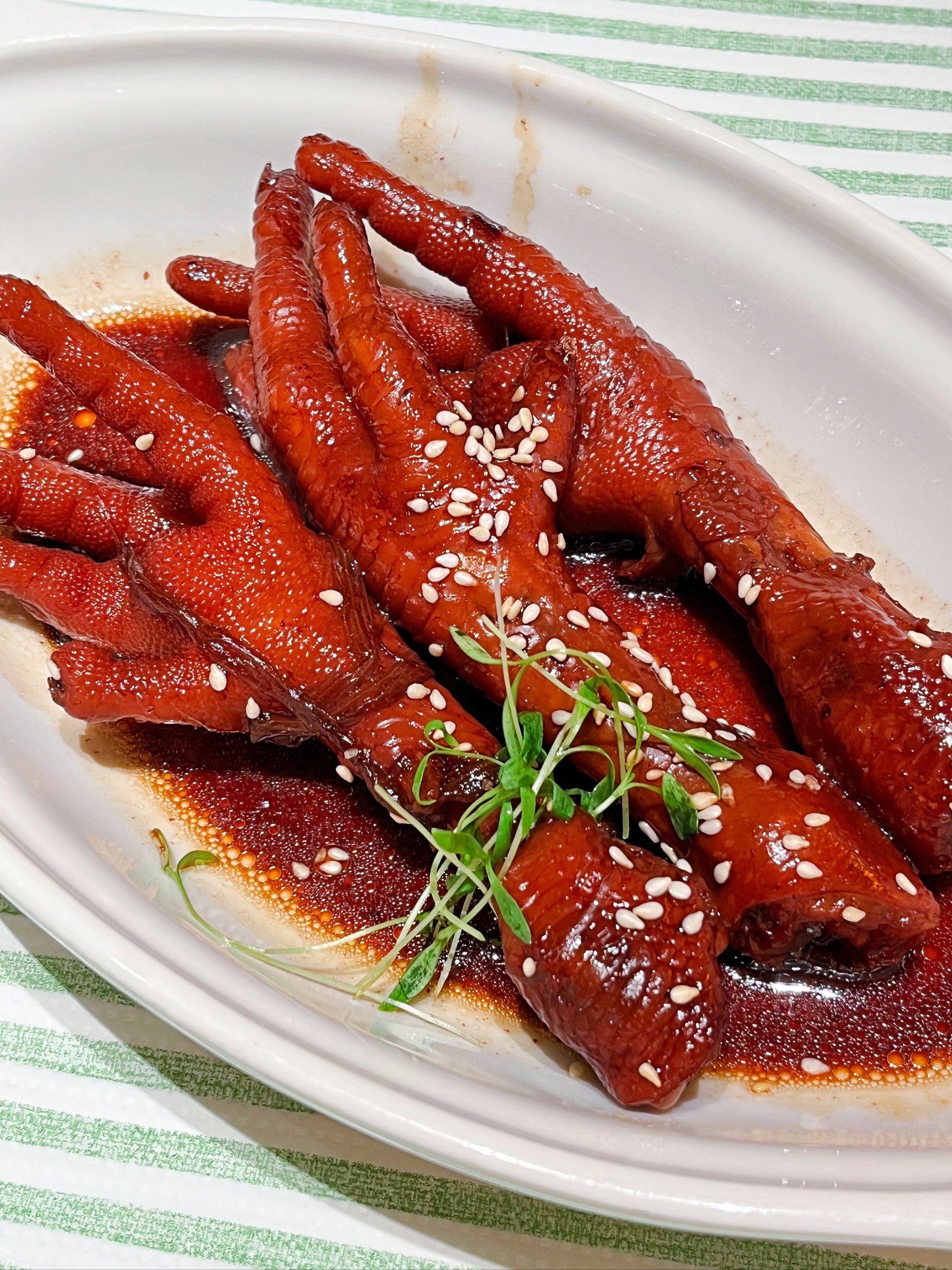 桂满陇开小酒馆了!吮指鸡爪不愧是镇店之宝