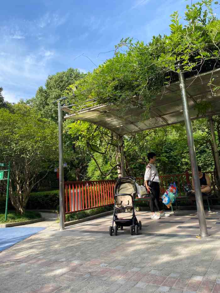 新泾公园-"新泾公园在长宁区的天山西路靠近淞虹路.面.