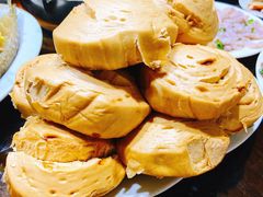 红糖馒头配秘制回锅肉-凯华海鲜火锅·传承三十六年