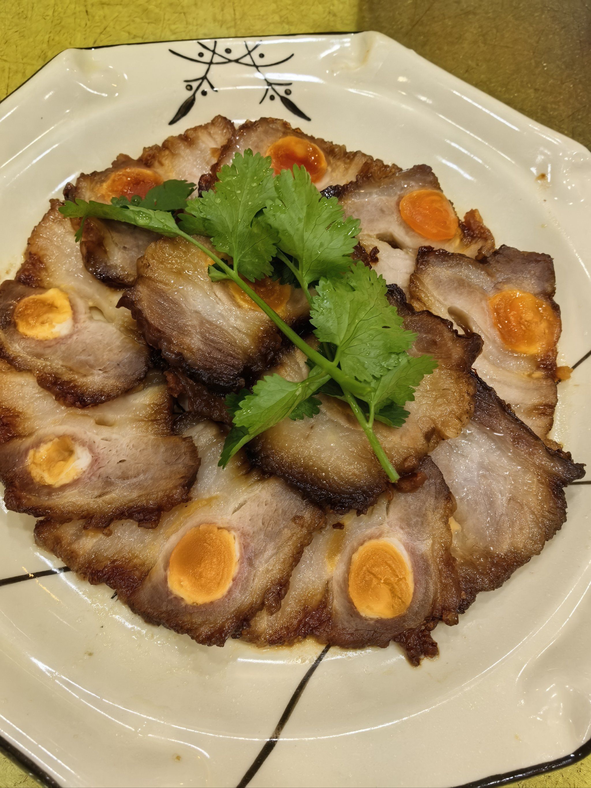 这家店位置很好找,店里环境也很不错,上菜