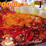 有自助小料台，还有水果。火锅味道也是真的好