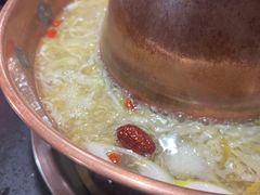 -果松木炭酸菜铜火锅·外婆参鸡汤