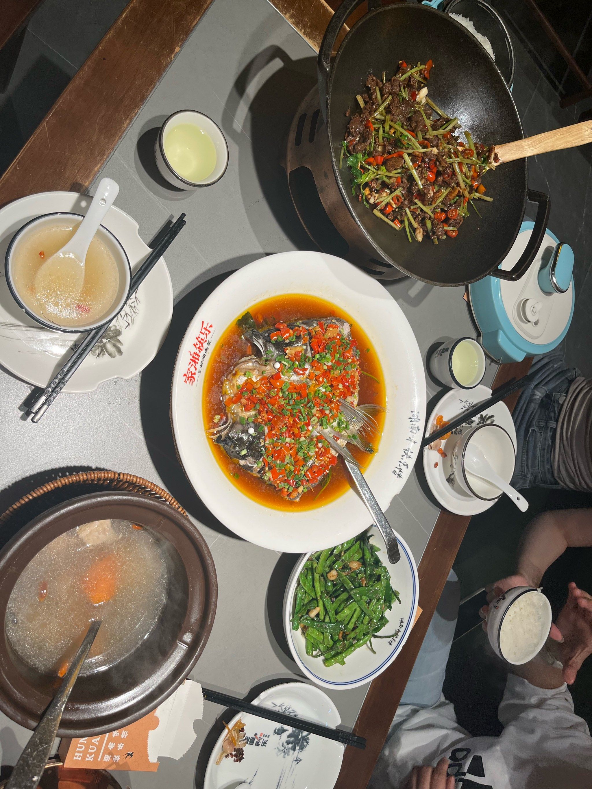 「家湘筷乐(澳头金洋店)」
服务员大