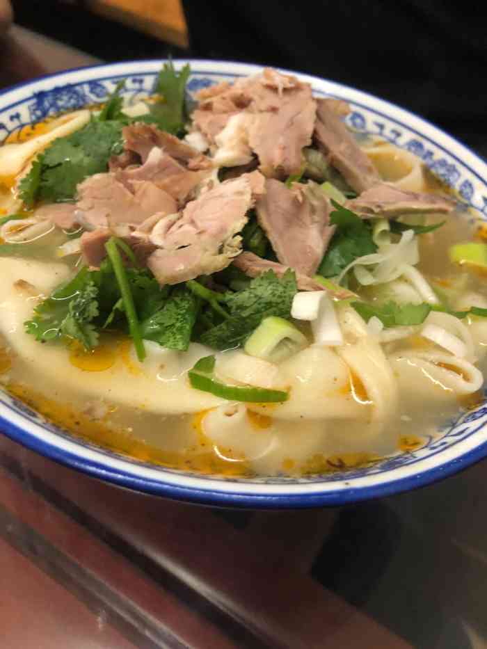 打分 15元一碗的羊肉烩面,太良心了,大片的肉很多,在北京很难吃到这么