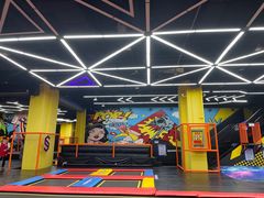 -爱蹦iBOON蹦床运动馆(江汉店)