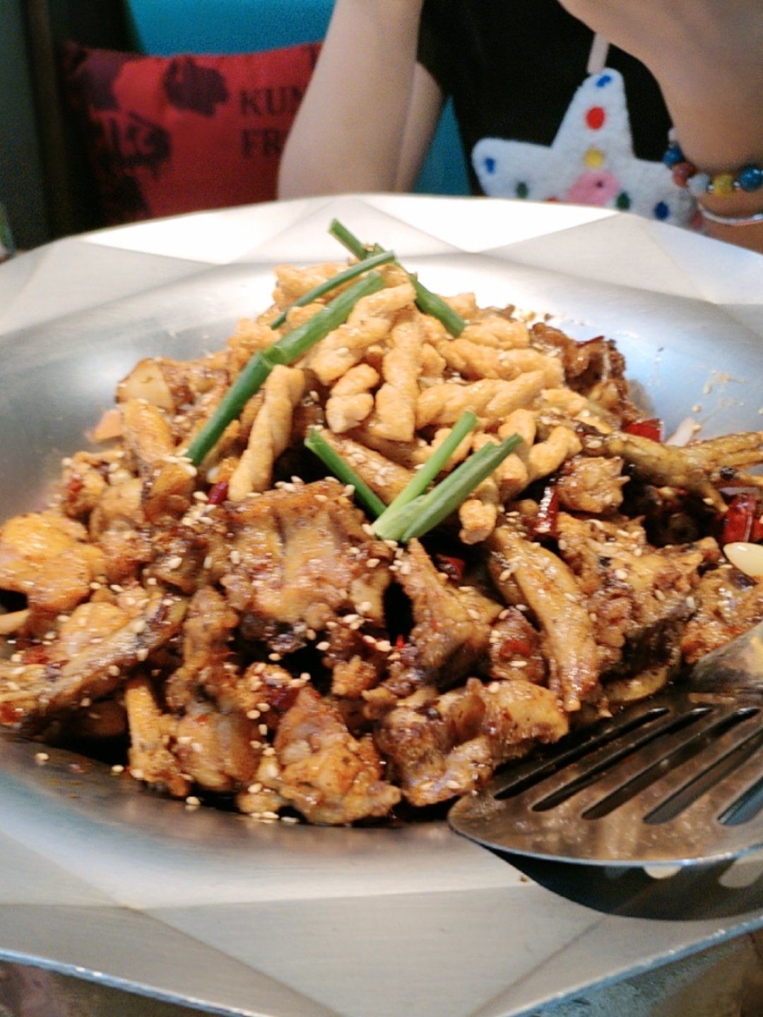 以特色铁锅2牛蛙作为主打产品的"蛙小侠"终于来了英德