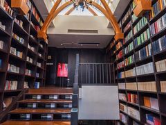 -钟书阁(松江泰晤士小镇店)