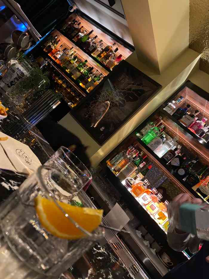 巨鹿路那个地下酒吧街我最喜欢的一家环境比其他几家好多了我不太喜欢