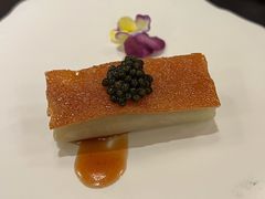 鱼子酱配脆皮烤乳猪-广州文华东方酒店·江-由辉师傅主理