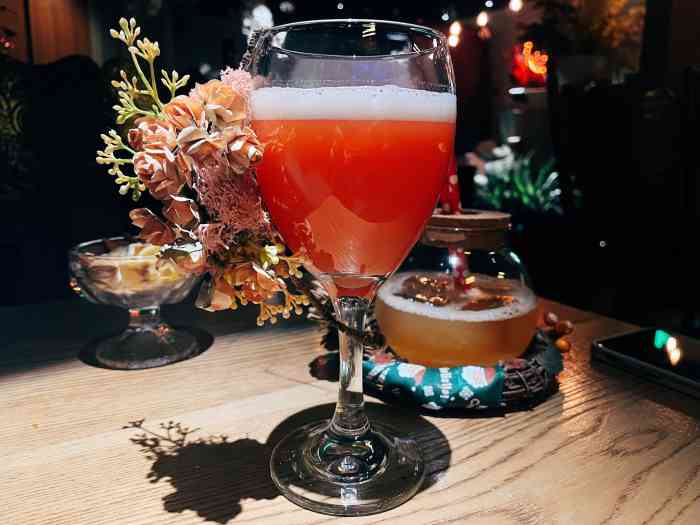 alphase·花酒-"一栋破写字楼里,里面很多酒吧不少,他们家.