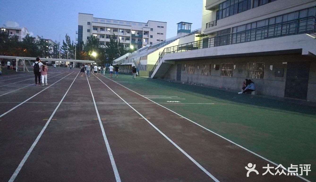 烟台大学体育场,和初中同位一起在观海路吃了晚饭