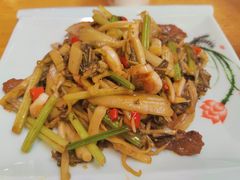 自制酸菜炒牛肉-宏记广东客家菜(丰汇店)