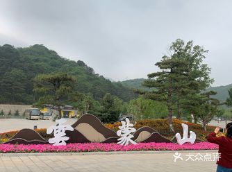 再乘坐观光车，如果不想爬山还可以乘坐缆车直达山顶