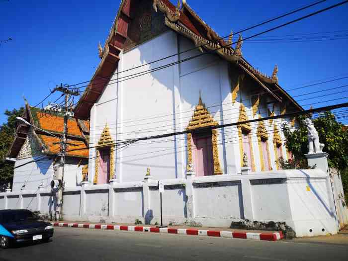 查斯里朋寺-"查斯里朋寺位于清迈老城区的东北角,寺庙在.
