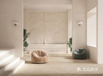 在光线的加持下，空间内部拥有柔和色调的背景墙面